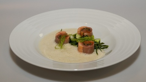 Fenyklový krém s marinovaným fenyklem, pošírovanou rybou a mořskou řasou