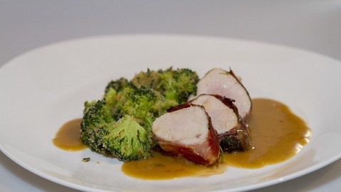 Krůtí v sušené šunce, kapustičky s česnekovou drobenkou 