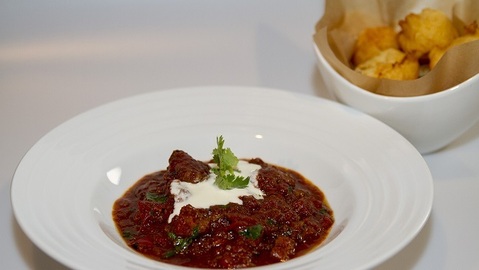 Jehněčí sofrito se smaženými odpalovanými nočky