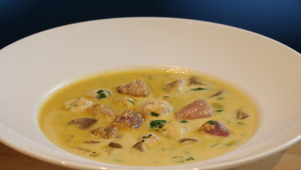 Drůbeží krém s knedlíčky, šalotkami, ořechy, hráškem a pažitkou 