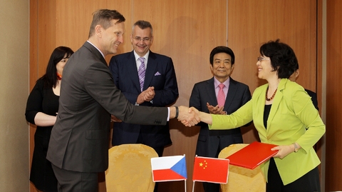 Zleva: pan Jaromír Soukup, majitel a předseda představenstva společností Empresa Media a Barrandov Televizní Studio, pan Jaroslav Tvrdík, prezident Smíšené Česko-Čínské komory vzájemné spolupráce, pan Cai Fuchao, ministr pro tisk, rozhlas, film a televizi Čínské lidové republiky, paní Ma Li, sekční ředitelka pro mezinárodní spolupráci ministerstva pro tisk, rozhlas, film a televizi Čínské lidové republiky
