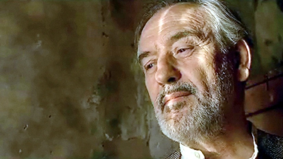 Muž s šedivými vlasy