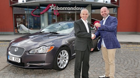 Výherce soutěže Získej nebo třískej převzal luxusního Jaguara od TV Barrandov