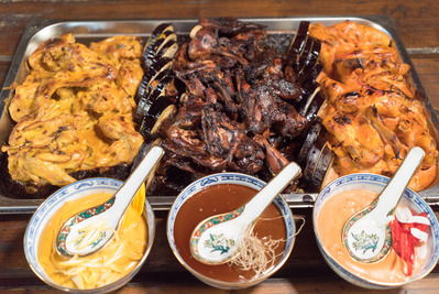 Pečená kuřecí křídla se saláte a dresinkem Pečená kuřecí křídla se saláte a dresinkem