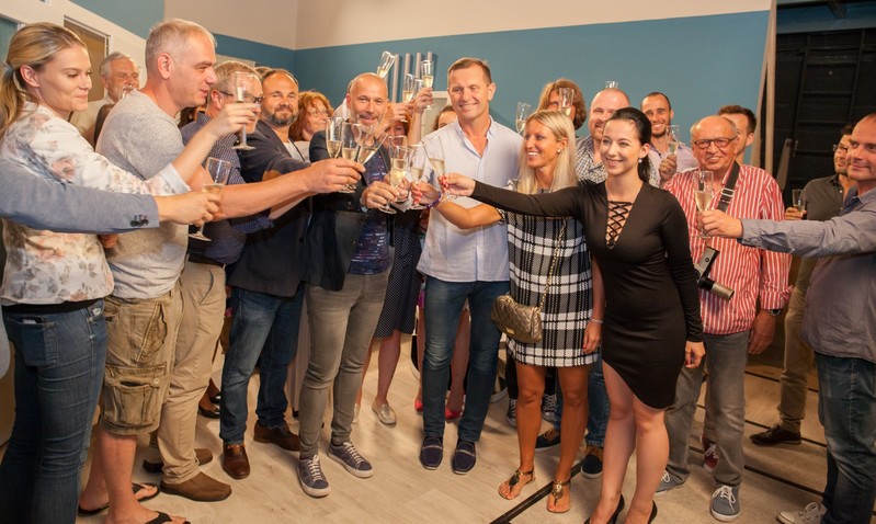 Ředitel televize Barrandov Jaromír Soukup (na snímku vpravo ve světlé košili) zahájil spolu s kolegy natáčení nového seriálu Sousedé. Ředitel televize Barrandov Jaromír Soukup (na snímku vpravo ve světlé košili) zahájil spolu s kolegy natáčení nového seriálu Sousedé.