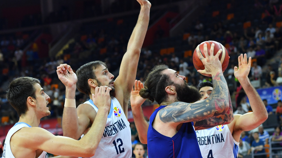 Argentinští basketbalisté (v bílých dresech) porazili Srby. (ČTK/Xinhua/Zhu Zheng)