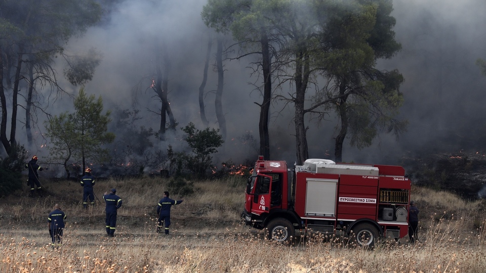 Řečtí hasiči bojují s požáry.