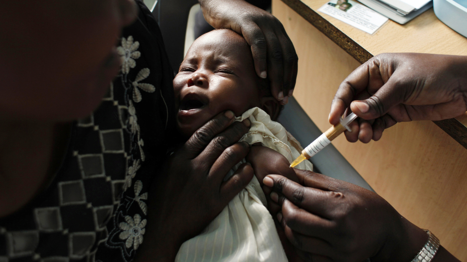 Keňa zavádí rozsáhlé očkování proti malárii.