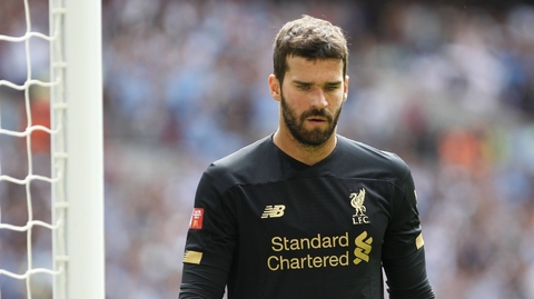 Brazilský brankář Alisson Becker.