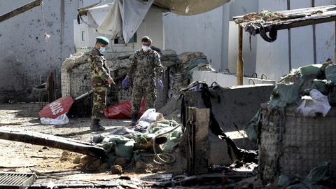 Druhý bombový útok se odehrál v centru hlavního města Kábulu nedaleko amerického velvyslanectví a základny afghánské armády.