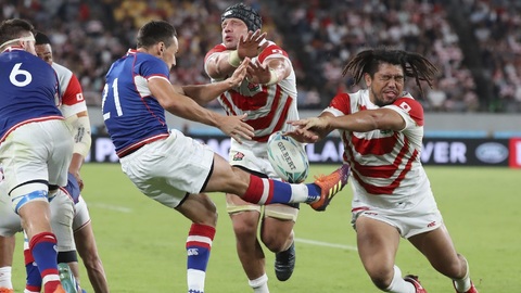 Japonští ragbisté se snaží zablokovat odkop Rusa Dmitrije Perova.