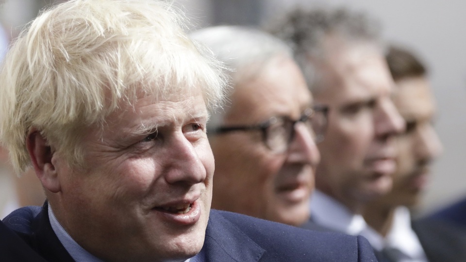Boris Johnson (v popředí) stále věří, že se mu podaří vyjednat náhradu za irskou pojistku.