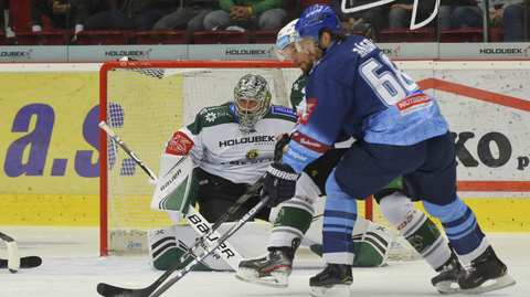 Jaromír Jágr (vpravo) z Kladna před brankářem Karlových Varů Filipem Novotným (vlevo).