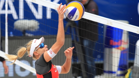 Markéta Sluková smečuje. 