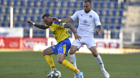 Zleva Jakub Řezníček z Teplic a Michal Kadlec ze Slovácka.