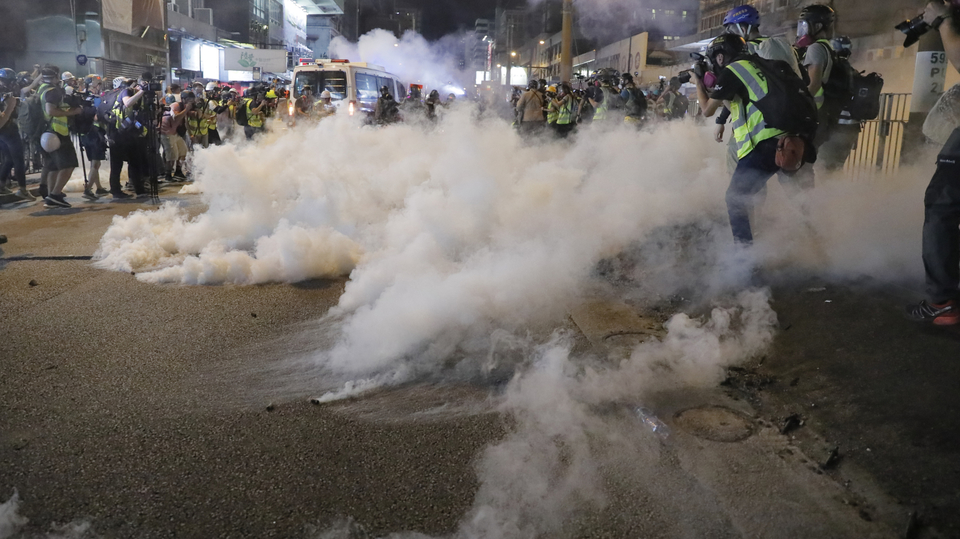 Policisté proti aktivistům minule použili slzný plyn.