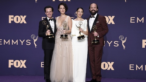 Vítězové cen Emmy za seriál Potvora - zleva Andrew Scott, Phoebe Waller-Bridgeová, Sian Cliffordová a Brett Gelman.
