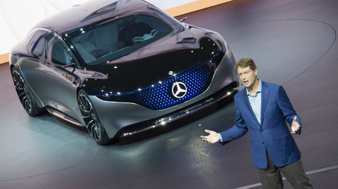 Předseda představenstva firmy Daimler Ola Källenius a vozidlo Mercedes Vision EQS, které firma vyrábí.