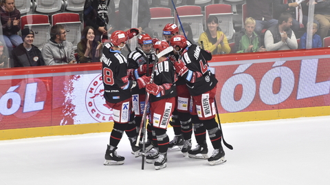 Radost hráčů Třince po gólu.