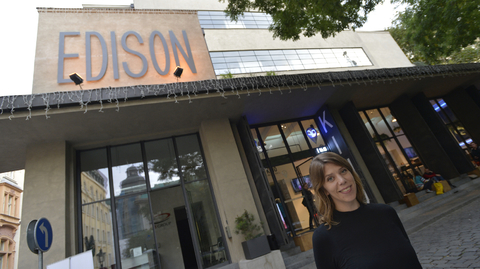 Německá režisérka Nora Fingscheidtová před kinem Edison v Praze.