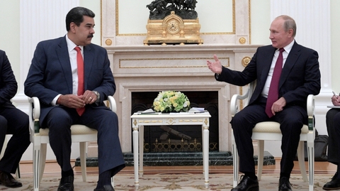 Vladimir Putin (vpravo) a Nicolás Maduro (vlevo).