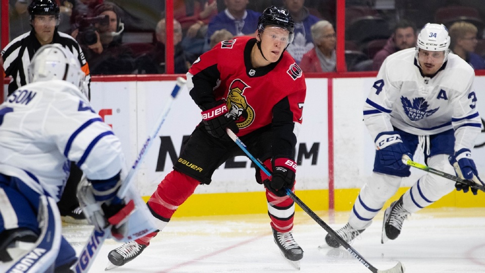 Hokejový útočník Matthew Tkachuk podepsal jako chráněný volný hráč s Calgary novou tříletou smlouvu na 21 milionů dolarů.