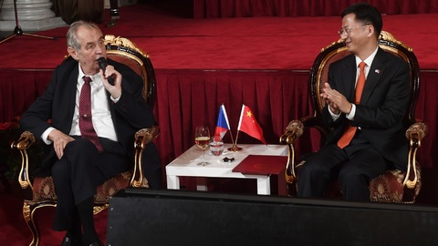 Prezident Miloš Zeman (vlevo) a čínský velvyslanec v ČR Čang Ťien-min 25. září 2019 v Praze na slavnostní recepci uspořádané čínskou ambasádou při příležitosti 70. výročí vzájemných diplomatických vztahů.