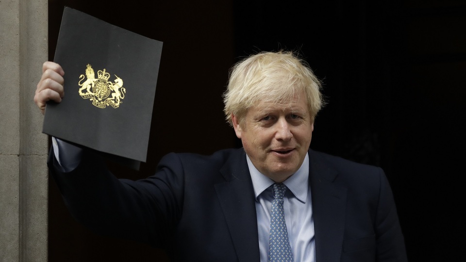 Britský premiér Boris Johnson vyzval opozici k vyslovení nedůvěry vládě.