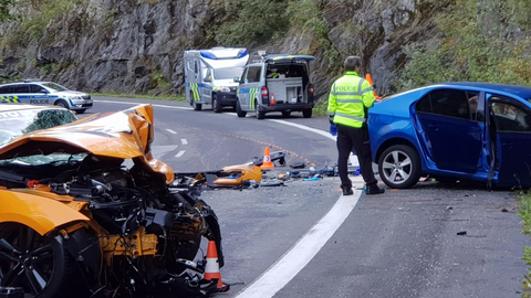 Srážka sportovního vozu Ford Mustang se Škodou Rapid u Špindlerova Mlýna v Krkonoších.