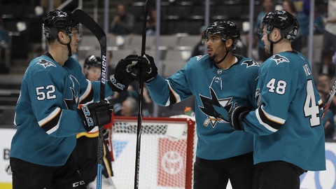 Lukáš Radil (zleva), Evander Kane a Tomáš Hertl se radují z gólu San Jose.