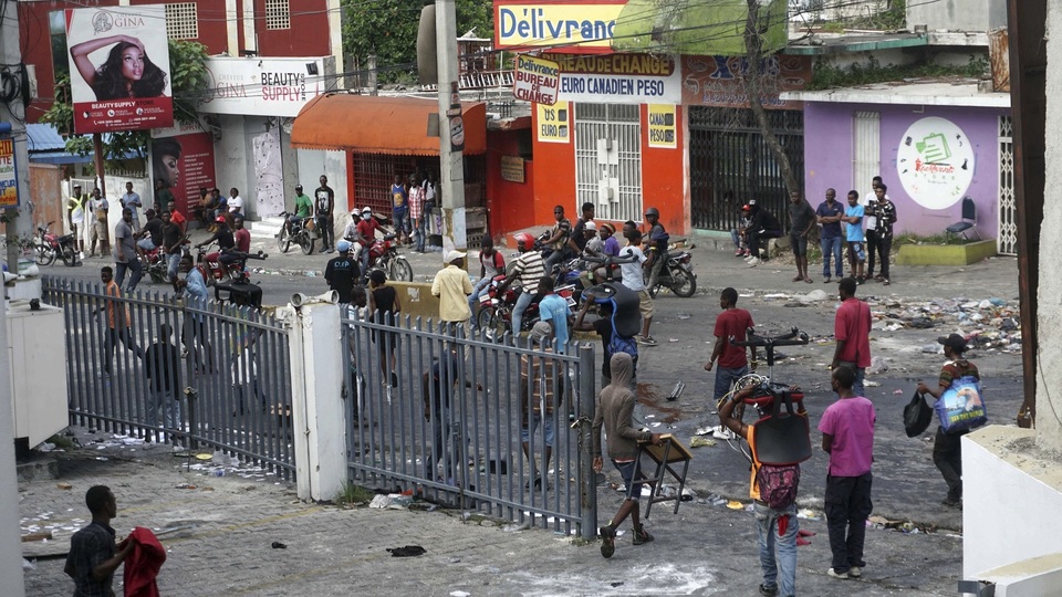 Protesty na Haiti: lidé rabují obchody.