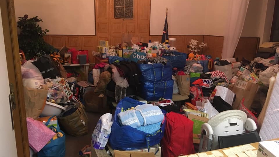 Lidé nosili na místní úřad to nejnutnější.