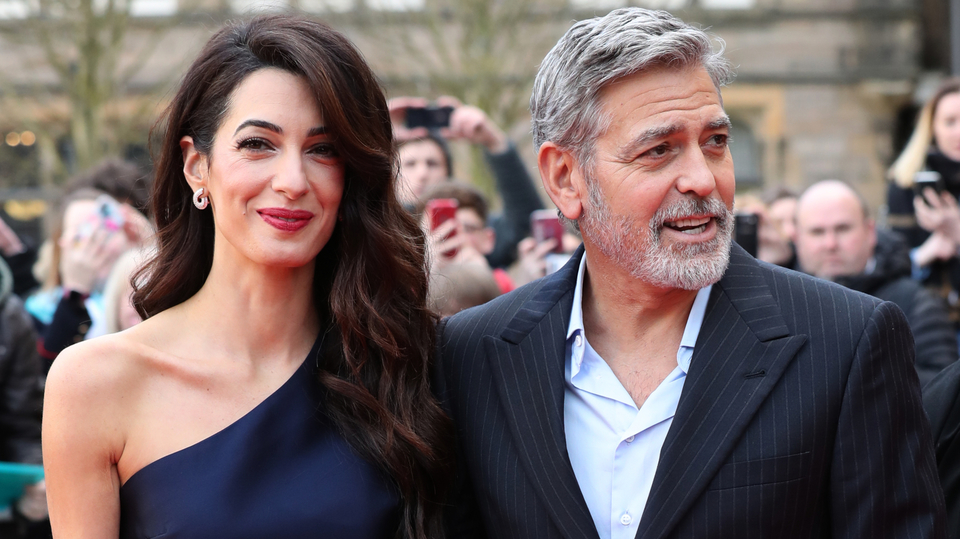 Herec George Clooney s manželkou Amal.