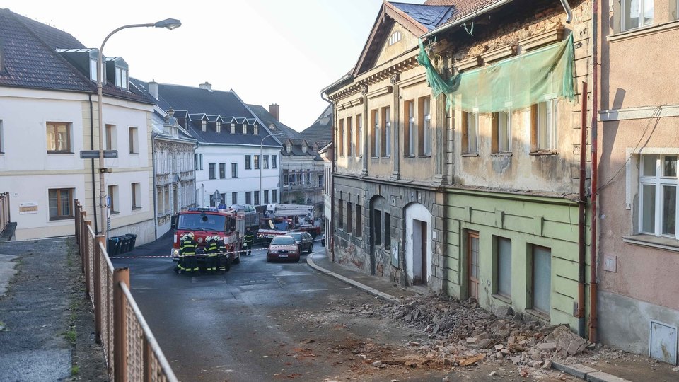 V České Lípě spadla římsa a část zdi domu.