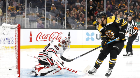 David Pastrňák dává gól v přípravě na NHL.