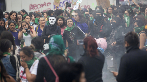 Tisíce Mexičanek demonstrovaly za legální interrupce.