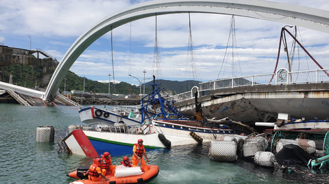 Pád mostu pravděpodobně způsobil kolaps jednoho z pilířů.