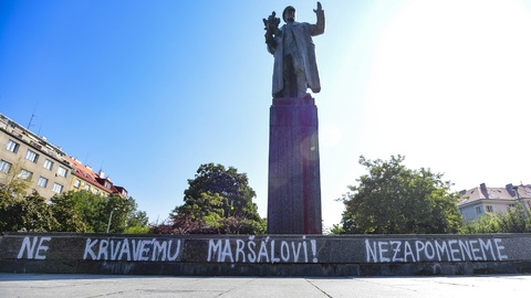 Socha maršála Koněva je častým terčem vandalů.