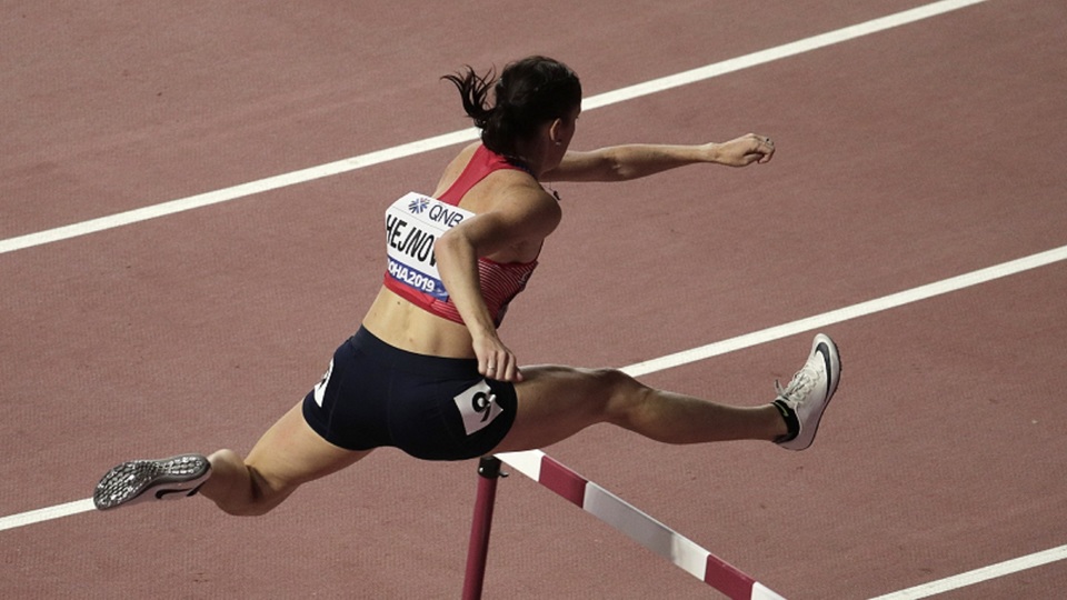 Zuzana Hejnová na mistrovství světa v Dauhá postoupila bez problémů do středečního semifinále běhu na 400 metrů překážek.