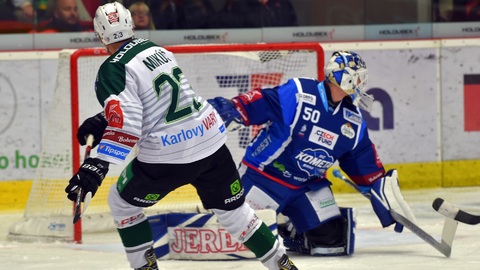 V akci útočník Karlových Varů Tomáš Mikúš, v pozadí brankář Komety Karel Vejmelka.