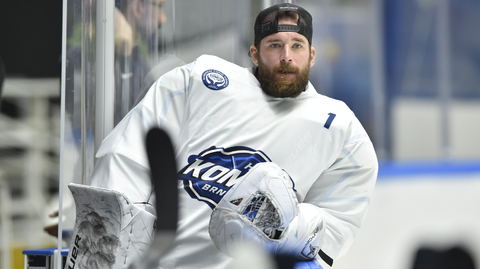 Marek Čiliak v úvodu sezony kryl v Brně záda Karlu Vejmelkovi.