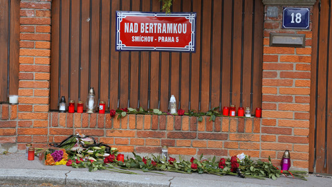 Lidé se v ulici Nad Bertramkou přišli rozloučit s Karlem Gottem.