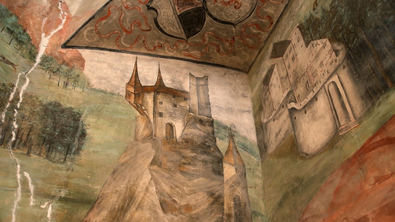 Malba na zdi napovídá, jak hrad vypadal v minulosti. 