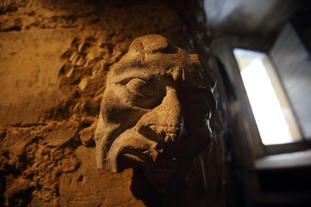 Peklo je zde cítit na každém kroku.