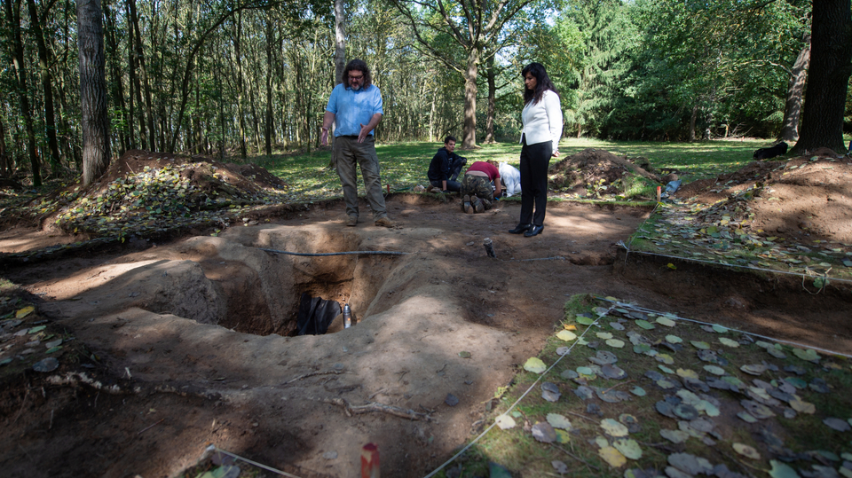 Pavel Vařeka ze Západočeské univerzity, vedoucí archeologický výzkum tábora v Letech u Písku).