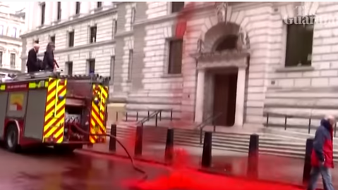 Barva se vylila všude kolem.