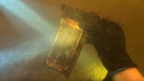 Našel ztracený iPhone. Na dně řeky byl 15 měsíců, stále funguje