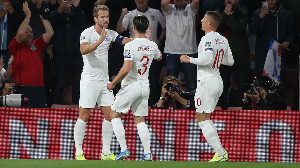 Harry Kane (vlevo) slaví branku proti Kosovu.