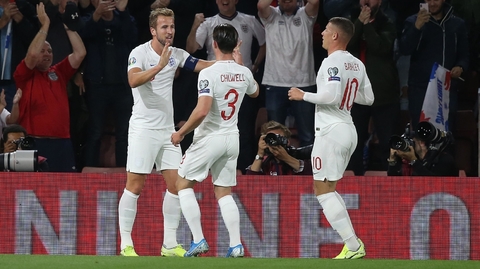 Harry Kane (vlevo) slaví branku proti Kosovu.