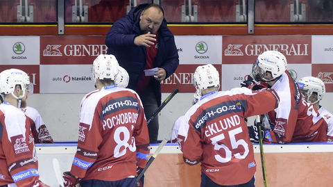 Trenér Pardubic Ladislav Lubina dává svým svěřencům rady.